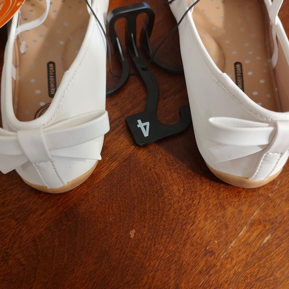 Wonder Nation White Flats for Big Girls Size 4 - Picture 3 of 4